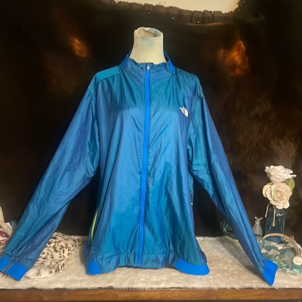 The north face windbreaker XL (4300)